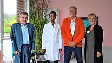 Freuen sich über die geglückte Erstzertifizierung (v.l.): Auditor Vittorio Paolucci, Joanne Nyarangi-Dix, Chefärztin der Urologie, ...