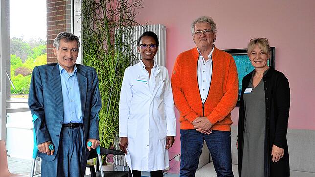 Freuen sich über die geglückte Erstzertifizierung (v.l.): Auditor Vittorio Paolucci, Joanne Nyarangi-Dix, Chefärztin der Urologie, ...