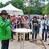 Der neue Quellenrundwanderweg im Singener Ortsteil Überlingen am Ried ist eröffnet: Ortsvorsteher Bernhard Schütz (links) machte sich ...