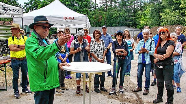 Der neue Quellenrundwanderweg im Singener Ortsteil Überlingen am Ried ist eröffnet: Ortsvorsteher Bernhard Schütz (links) machte sich ...