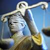 Eine Justitia-Statue in einem Gericht (Symbolbild). Ein 59-Jähriger muss sich wegen des Vorwurfs des Mordes an seiner Ehefrau vor dem ...