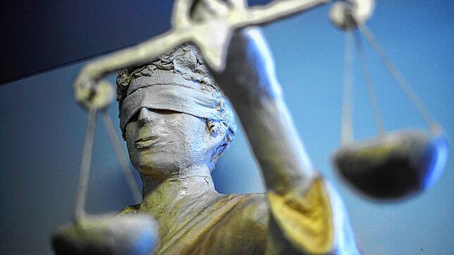 Eine Justitia-Statue in einem Gericht (Symbolbild). Ein 59-Jähriger muss sich wegen des Vorwurfs des Mordes an seiner Ehefrau vor dem ...