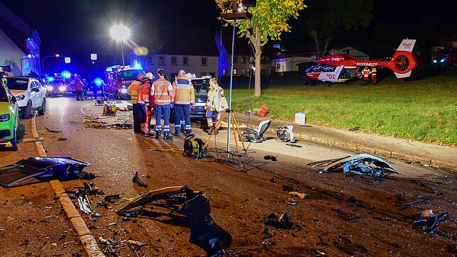 Weit verstreute Trümmerteile zeugen von der Wucht des Zusammenstoßes, als am Sonntagabend ein 31 Jahre alter Fahrer mit seinem Fahrzeug, ...