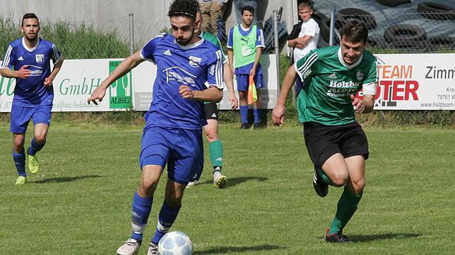 Matchwinner: Francesco Lo Presti (links, gegen Felix Erne von der SG Mettingen/Krenkingen) beschert dem SV BW Murg mit zwei Toren den ...