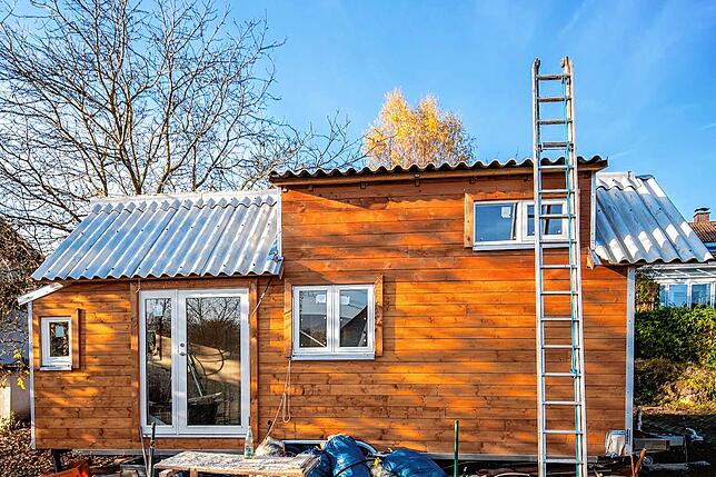 Langsam nimmt das Tiny House wohnliche Formen an und steht auch nicht mehr auf Rädern.