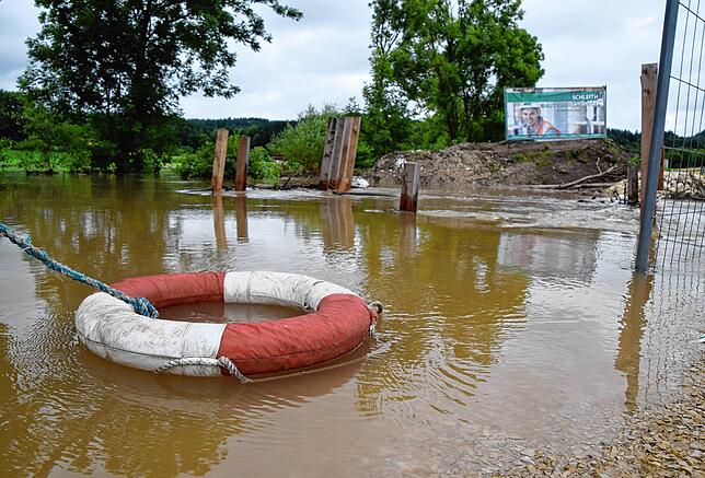 Bild 1: Bilder von der erneut überfluteten L194 bei der Brücken-Baustelle am Stockacher Freibad