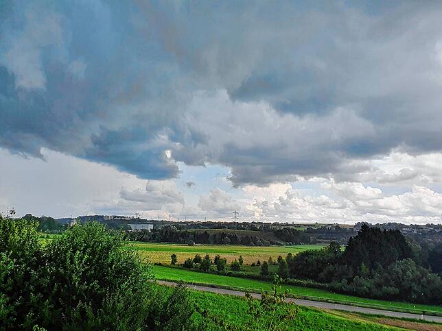 Gewitterwolken bauen sich über Villingen auf.