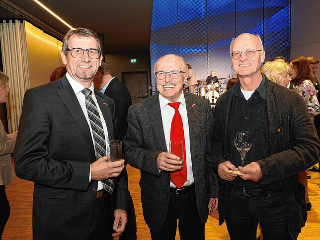 Die Kreishandwerksmeister Bernd Simon aus Tuttlingen, Hansjörg-Blender aus Konstanz und Baldur Noebel, Obermeister der Schreinerinnung.