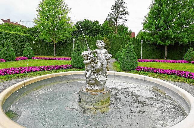 Der Brunnen im unteren Schlosspark.