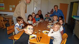 Bedient von FSJ-ler Alexander Clemens und Agata Bülow freuen sich die Kids in der Frickinger Grundschulbetreuung auf Linsen mit Spätzle. ...