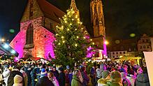 Der Weihnachtsmarkt in Villingen wird passend auf den Standort auf dem heimeligen Münsterplatz ausgerichtet – am Eröffnungstag am 6. ...