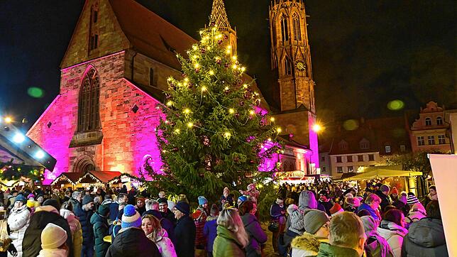 Der Weihnachtsmarkt in Villingen wird passend auf den Standort auf dem heimeligen Münsterplatz ausgerichtet – am Eröffnungstag am 6. ...