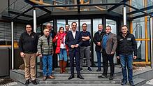 Felix Schreiner (vorn, Mitte) hat mit Vertretern des CDU-Ortsverbands Hohentengen und Bürgermeister Jürgen Wiener (Zweiter von rechts) ...