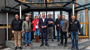 Felix Schreiner (vorn, Mitte) hat mit Vertretern des CDU-Ortsverbands Hohentengen und Bürgermeister Jürgen Wiener (Zweiter von rechts) ...