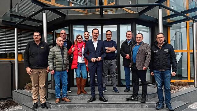 Felix Schreiner (vorn, Mitte) hat mit Vertretern des CDU-Ortsverbands Hohentengen und Bürgermeister Jürgen Wiener (Zweiter von rechts) ...
