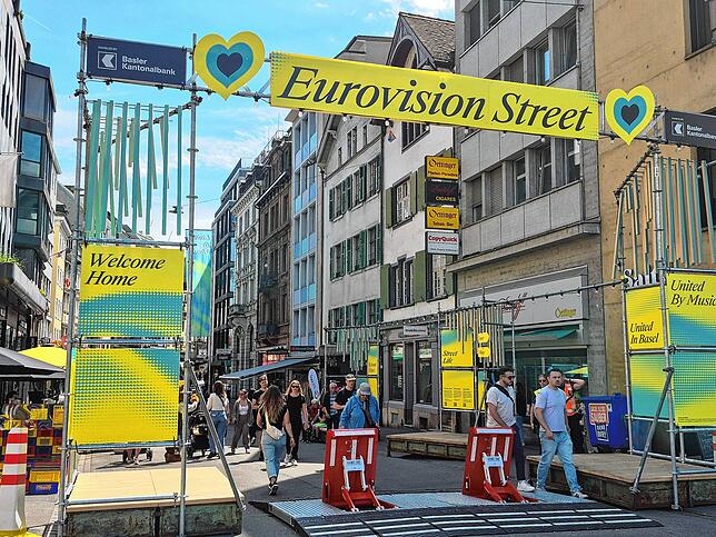 Die Eurovision-Street im Basler Stadtteil Steinenvorstadt gilt als Essens- und Partymeile. Straßenpoller sorgen für Sicherheit.