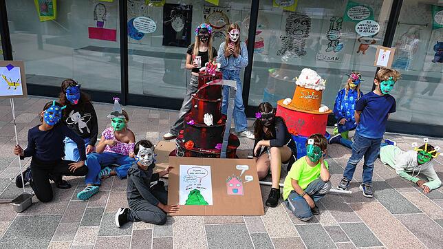 Mit viel Radau sind die Kinder des Workshops zum Fenster des Kunstvereins beim Marktplatz gezogen. Dort werden ihre Werke für sechs ...