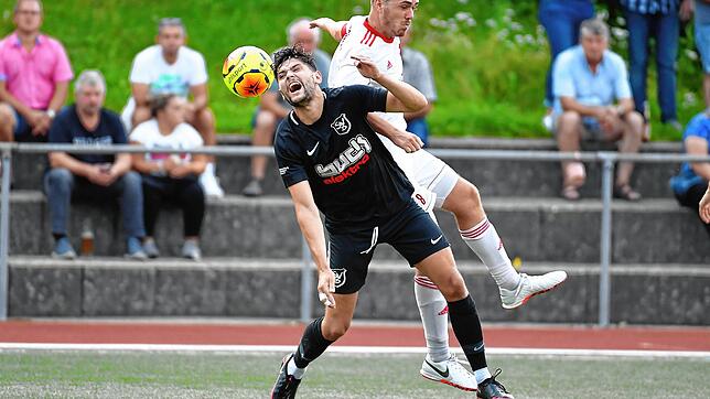 Diese Niederlage tut weh: Patrick Vögele (vorn, gegen Yannik Lais) unterlag mit dem SV Buch mit 2:3 beim FC Schönau &ndash; und das ...