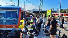 Das Neun-Euro-Ticket wird von Juni bis August viel genutzt. Eine Folge davon: Fahrgäste mussten oft auf den nächsten Zug warten, da zu ...