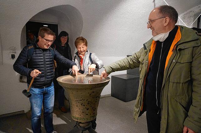 Die Fingerprobe: Gute Glocken haben eine langen, harmonischen Nachhall, der sich im Wasser durch kreisförmige Wellenbewegungen zeigt, ...