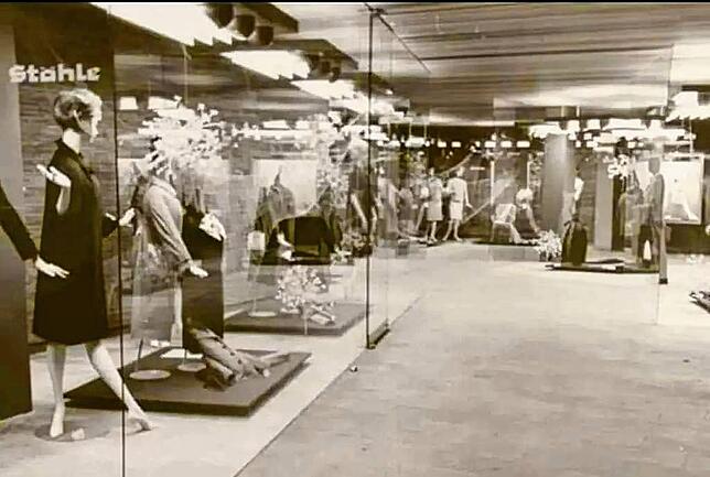 Dekorierte Schaufenster und eingekleidete Schaufensterpuppen
