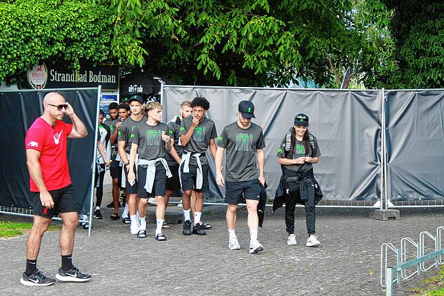 Bild 7: Der FC Liverpool entspannt im Strandbad Bodman