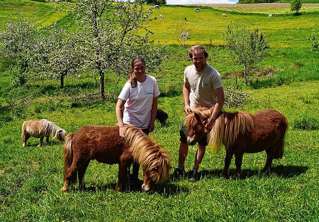 Das Geschwisterpaar Anna und David Lippner betreibt in zweiter Generation den Schafhof in Taisersdorf. Hier stehen sie auf einer Weide ...