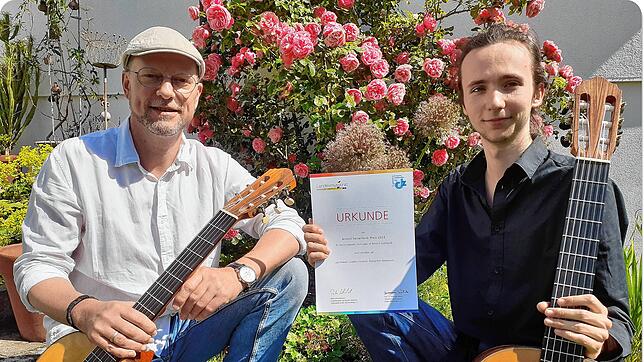 Stolz zeigt Luis Peixoto die Urkunde des Arnold Sesterheim-Preises. Mit ihm freut sich sein Lehrer Stephan D. Weisser. Die beiden ...
