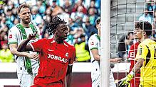 Freiburgs Johan Manzambi (rotes Trikot) bejubelt sein Tor zum 1:2 gegen Borussia Mönchengladbach.