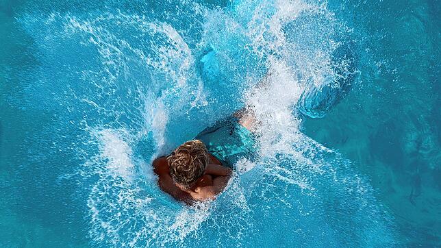 Abkühlung ist besonders in der Sommerhitze wichtig – im Freibad des Schweizer Ortes Pruntrut ist das jedoch nicht mehr jedem gestattet.