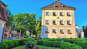 Das Neue Schloss ist das Wehrer Rathaus in der Hauptstraße 16. Hier befindet sich die offizielle Amtsstube des Bürgermeisters. Im Alten ...