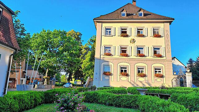Das Wehrer Rathaus hat seinen Sitz im Neuen Schloss in der Hauptstraße 16 und ist somit die offizielle Amtsstube des Bürgermeisters.