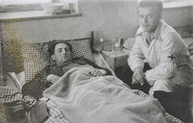 Lautentius Rath kümmerte sich 1944 in Schelklingen als Sanitäter um einen französischen Leidensgenossen.