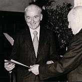Professor Dr. Bernhard Welte (links) wurde am 28. Mai 1976 mit der Ehrenbürgerwürde der Stadt Meßkirch ausgezeichnet. Es war der Tag, an ...