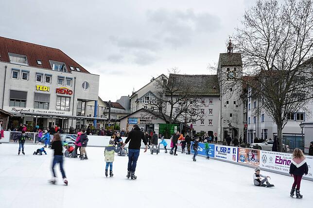 Winterlichen Freizeitspaß vor dem Unteren Tor in Waldshut: 2019 feierte die Kunsteisbahn Premiere. In diesem Jahr bleibt sie wegen ...