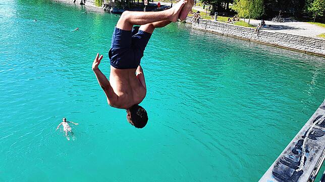 Ein Mann springt von der Konstanzer Rheinbrücke ins Wasser (SK-Archiv).