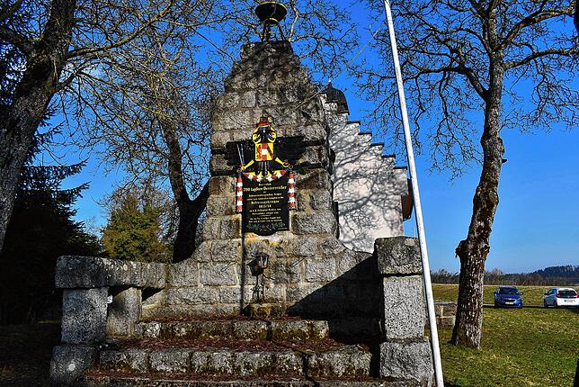 Das Denkmal für 700 österreichische Soldaten und auch viele Menschen aus Riedern am Wald, die 1813/14 an Nervenfieber gestorben sind, ...