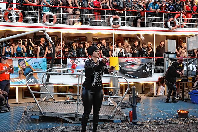 Bild 12: Willkommen an Bord! Diese Passagiere sind beim Torture Ship dabei
