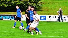Kaum zu stoppen: Sandro D‘Accurso (vorn, gegen Jannik Kaiser) leitete zunächst die Führung für den FC Erzingen durch Benjamin ...
