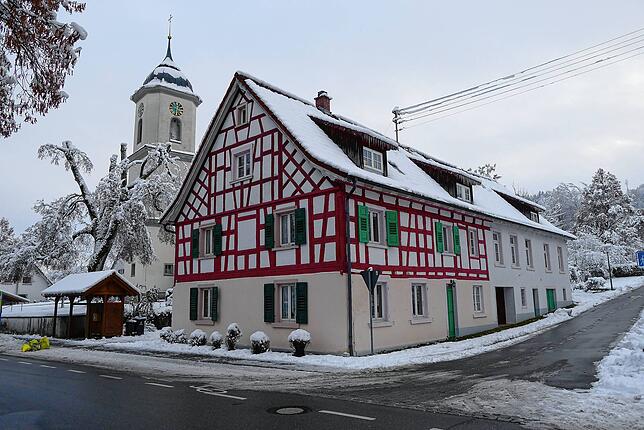Das alte Schulhaus und die Dorfkirche in Deggenhausen. Im Erdreich unter der Gemeinde wurde am frühen Mittwochmorgen ein schwaches ...
