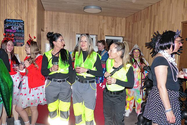 Bild 12: Wiiberfasnet 2025: Die besten Bilder der Hü-Ri-Frauen in Hürrlingen – Ein aufregendes Spektakel!