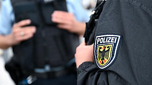 Bundespolizei an einem Bahnhof (Symbolfoto). Beamte brachten einen Mann auf die Dienstelle, der im Regionalexpress zwischen Bad ...
