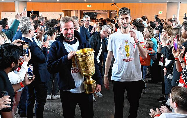 VfB-Trainer Sebastian Hoeneß (links) und Atakan Karazor, Kapitän des VfB Stuttgart, kommen mit dem DFB-Pokal ins Rathaus.