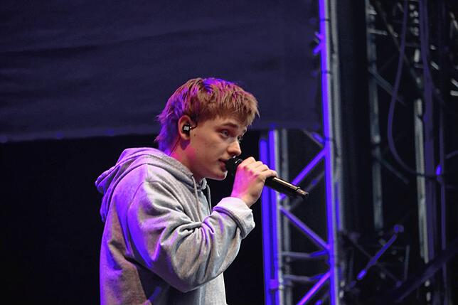 Bild 22: Wincent Weiss singt vor 4500 Besuchern im Regen