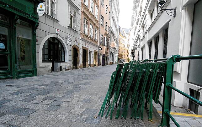 Geschlossene Cafés und eine leere Fußgängerzone in Wien.