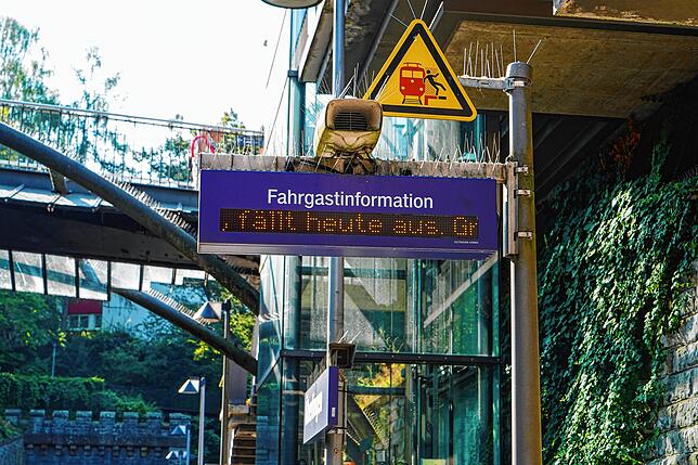 Nichts geht mehr: Die Anzeigetafel am Überlinger Bahnhof übermittelt am Mittwochvormittag immer wieder die selbe Information: „Der ...