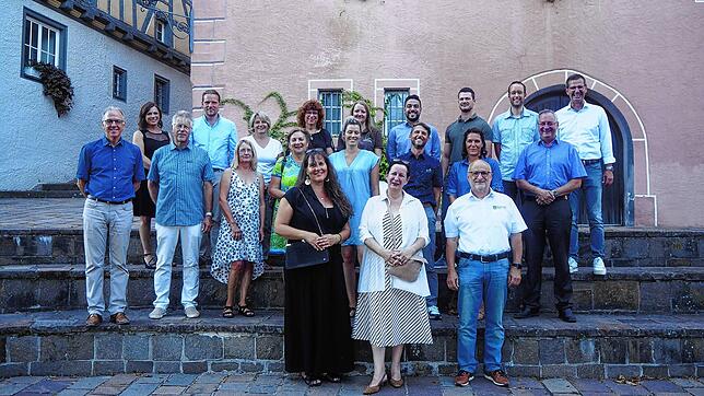 Die Vertreter der Dr. Karin-Schädler-Stiftung, Engens Bürgermeister Johannes Moser und Jürgen Stille (Mitte von links) sowie der ...