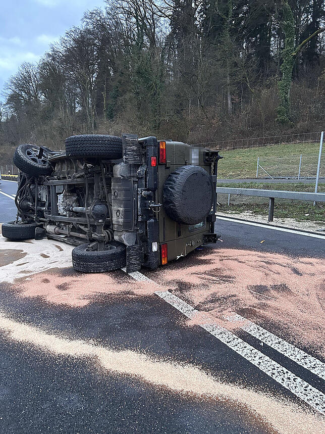 Das Armeefahrzeug ist umgekippt.