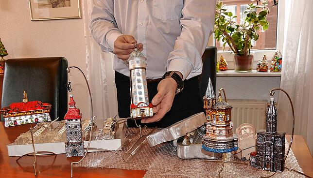 (Archivbild) Diese Konstanzer Wahrzeichen hat Markus Keller bereits als Christbaumschmuck herausgebracht (von links): Konzilgebäude, ...