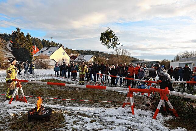 Mit unterschiedlichen Wurftechniken fliegen beim Marbacher Weihnachtsbaumwurf-Wettbewerb der Feuerwehr die Fichten durch die Luft.